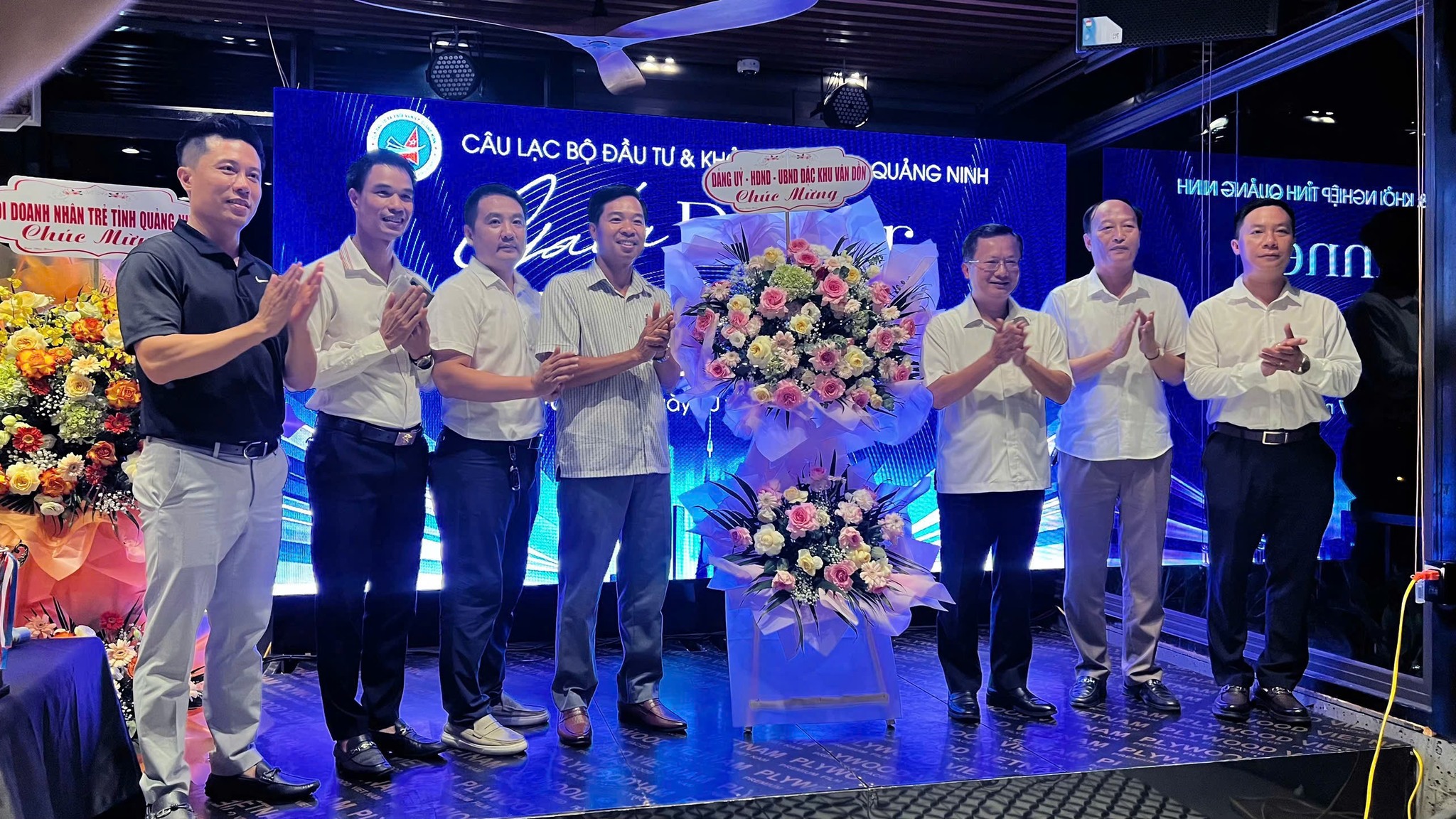 Review nhà hàng La Bàn Vân Đồn gần cảng tàu khách Ao Tiên