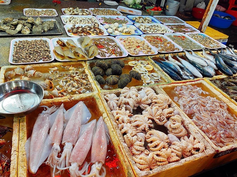 Quy trình mua và bán hải sản tại chợ đầu mối Quảng Ninh như thế nào?
