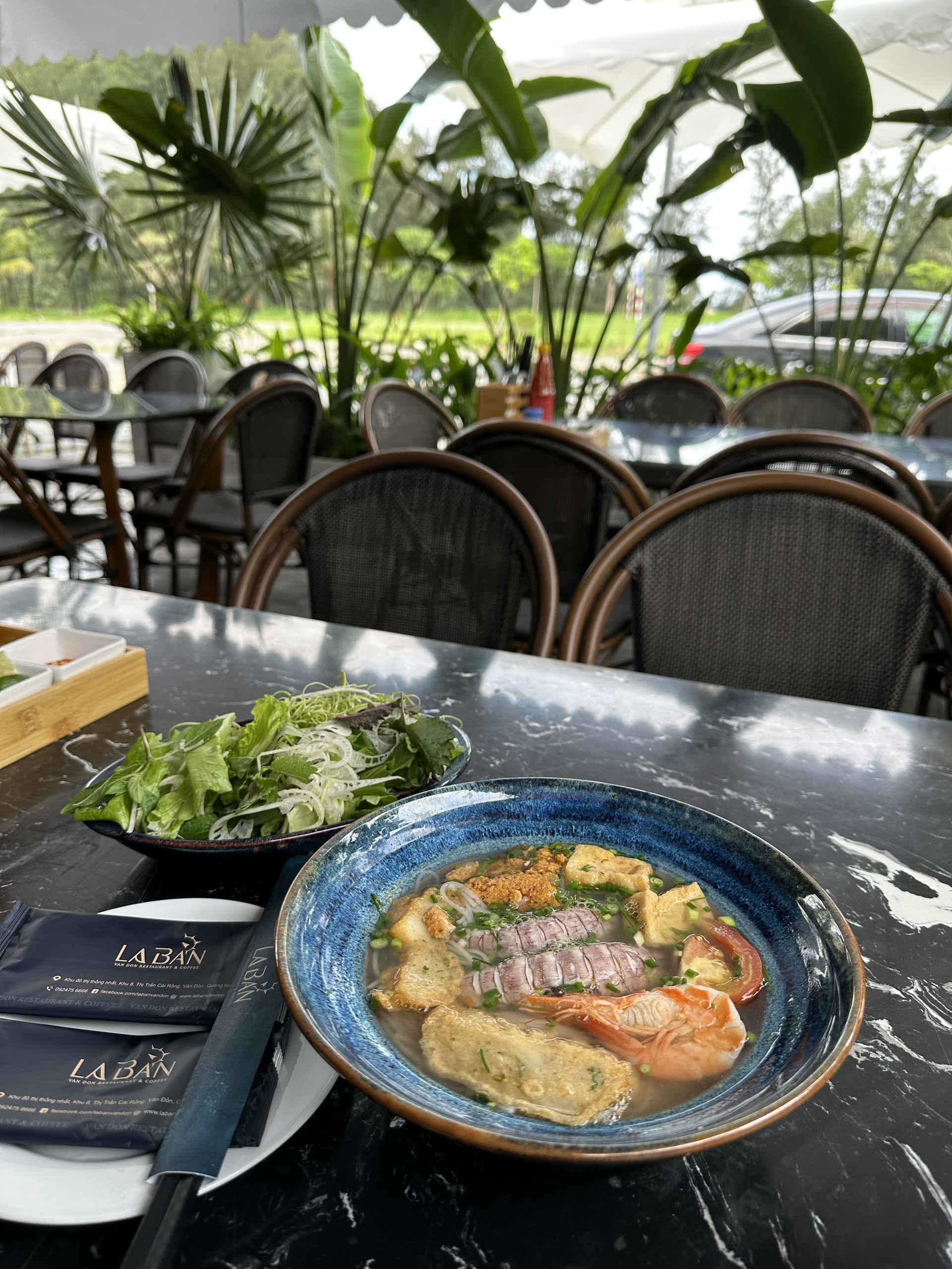 Nhà hàng nổi tiếng nào tại Vân Đồn có món bún hải sản ngon?
