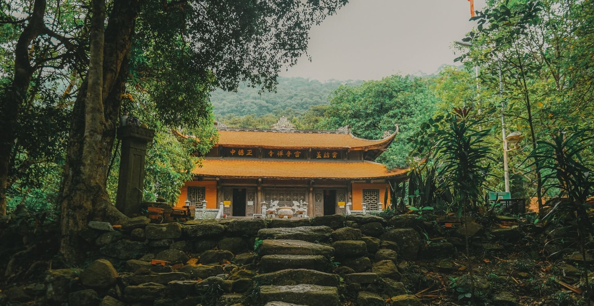 Kinh nghiệm khám phá chùa Lôi Âm Quảng Ninh chi tiết