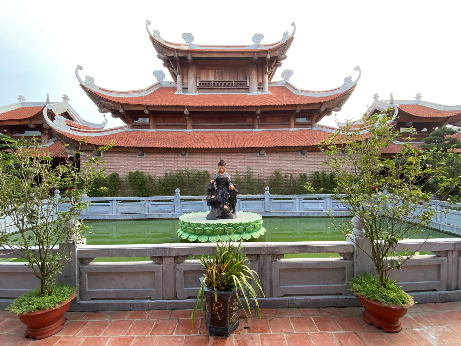 Khám phá chùa Long Tiên, ngôi chùa cổ kính giữa lòng Hạ Long