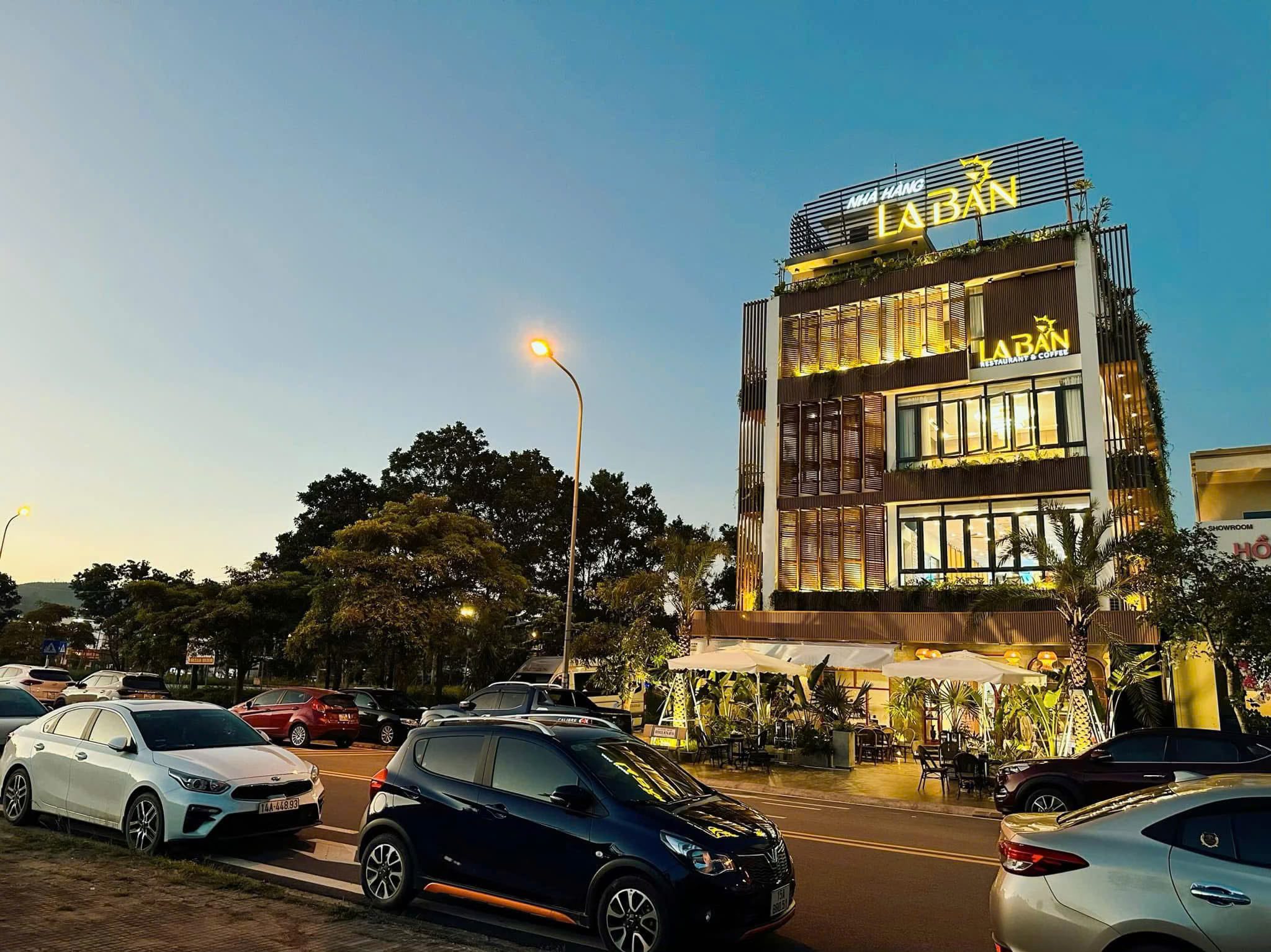 Gợi Ý 10 Nhà Hàng Ngon Gần Khu Du Lịch Phương Đông Vân Đồn