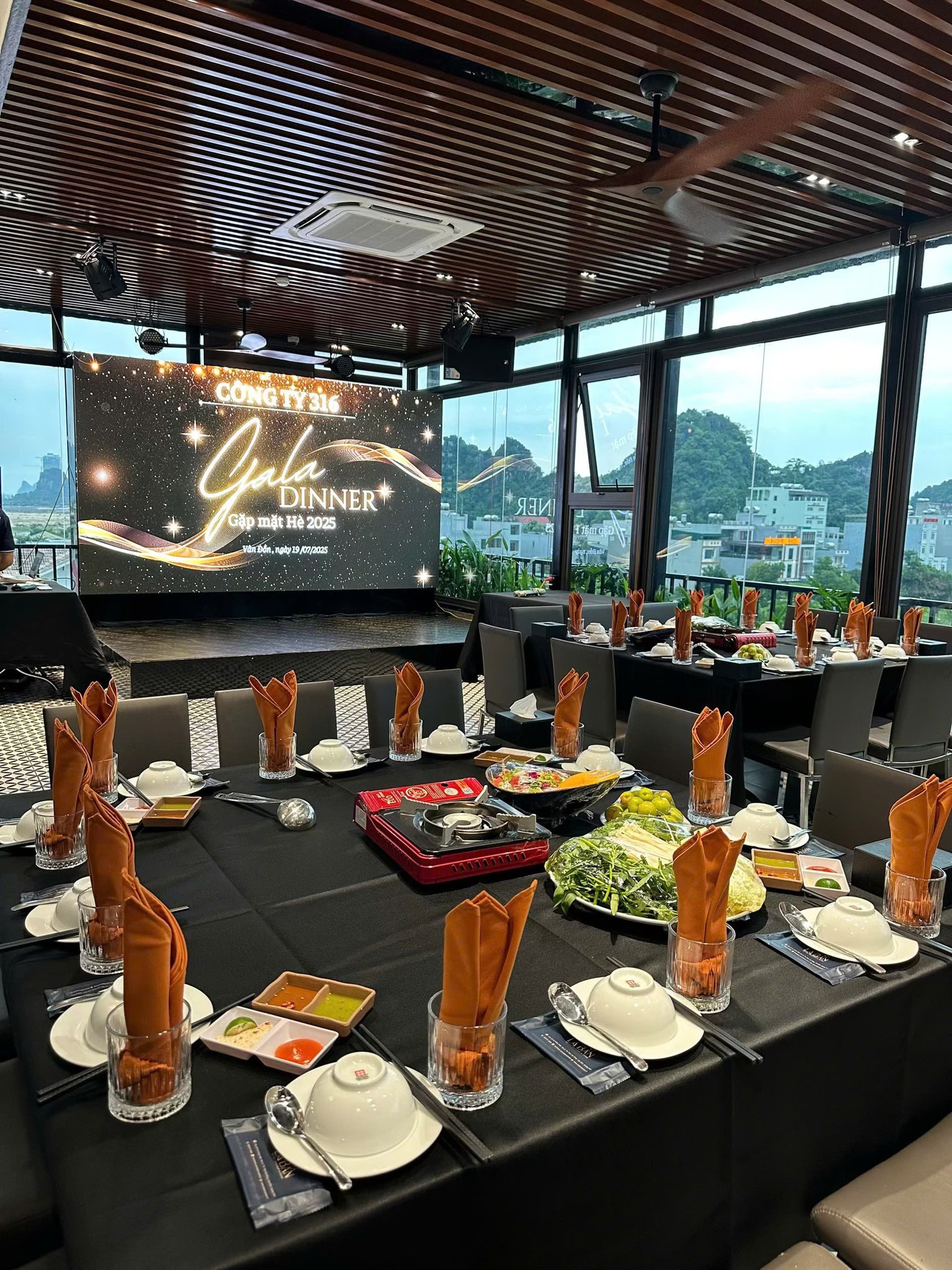 Gợi Ý 10 Nhà Hàng Ngon Gần Khu Du Lịch Phương Đông Vân Đồn